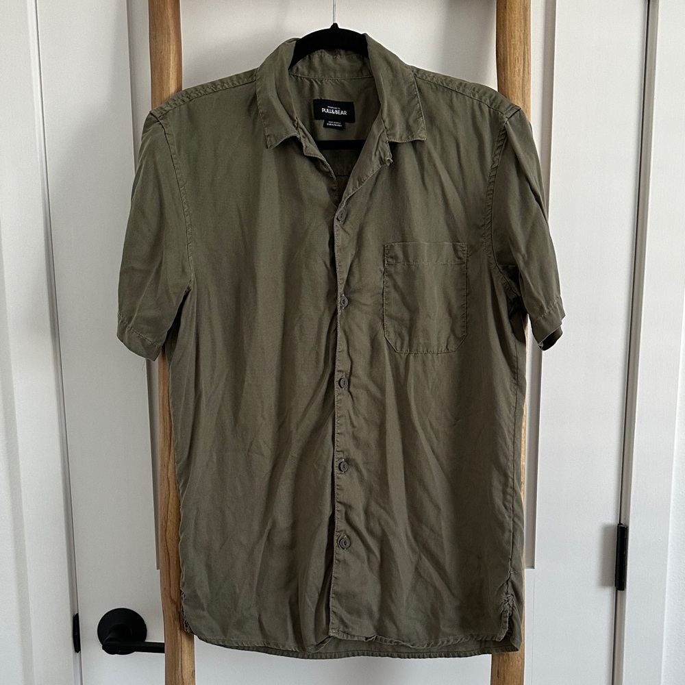 Pull&Bear Men's Green Casual Button-Down Shirt